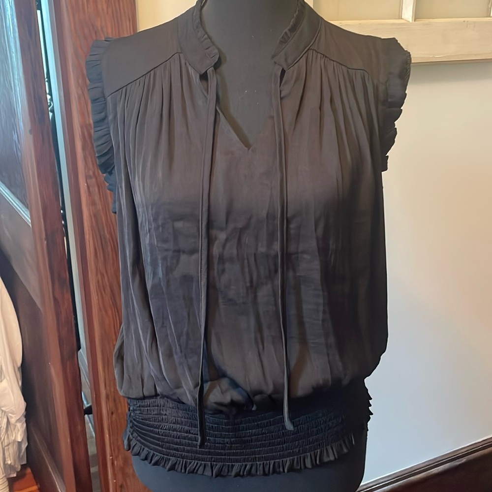 Women’s size L sleeveless black top, elastic bottom